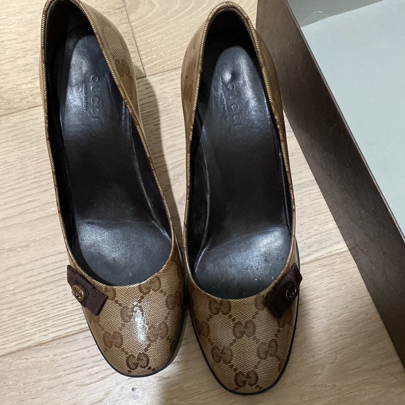 Gucci shoes bottom is rubbery marital used good condition - Picture 3 of 7